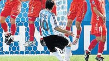 <b>DE ROSCA Y POR LA ESCUADRA...</b> Con este golpeo marcó Agüero el gol de falta que clasificaba a Argentina. Después lanzó otra al poste en lo que volvió a ser una exhibición del Kun. A Argentina le espera ahora Polonia en octavos.