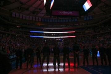Tributo a Francia en el Madison Square Garden durante el partido de los New York Knicks y New Orleans Pelicans.