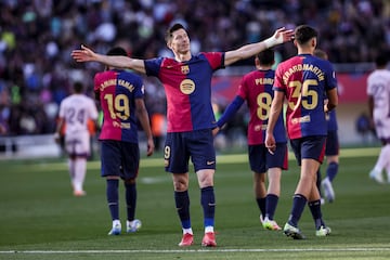 El partido comenz¨® con un gol en propia puerta de Ladislav Krej?¨ª en el minuto 42, dando ventaja al Bar?a. En la segunda mitad el Girona igual¨® el partido con un tanto de Arnaut Danjuma en el minuto 52. Robert Lewandowski ampli¨® la diferencia con un doblete en los minutos 60 y 76. Ferran Torres cerr¨® la goleada en el minuto 85.
El equipo dirigido por Hansi Flick domin¨® el encuentro con 21 tiros contra solo 4 del equipo visitante. Con esta victoria, el Bar?a mantuvo su ventaja de tres puntos sobre el Real Madrid, consolidando su posici¨®n en la lucha por el t¨ªtulo.