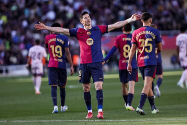 El partido comenzó con un gol en propia puerta de Ladislav Krejčí en el minuto 42, dando ventaja al Barça. En la segunda mitad el Girona igualó el partido con un tanto de Arnaut Danjuma en el minuto 52. Robert Lewandowski amplió la diferencia con un doblete en los minutos 60 y 76. Ferran Torres cerró la goleada en el minuto 85. 

El equipo dirigido por Hansi Flick dominó el encuentro con 21 tiros contra solo 4 del equipo visitante. Con esta victoria, el Barça mantuvo su ventaja de tres puntos sobre el Real Madrid, consolidando su posición en la lucha por el título.