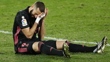Benzema se lamenta en un partido con el Madrid. 