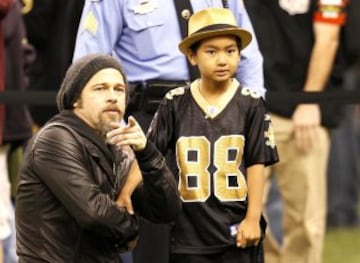 Enseñando a su hijo el gusto por la NFL.