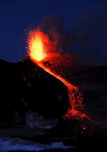 Imagen panorámica del Etna en erupción
