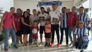 Homenaje a Carlos Vela por parte de aficionados de la Real Sociedad