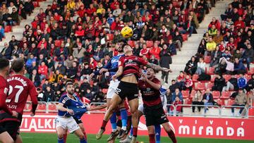 Un momento del duelo entre Mirandés y Oviedo de la pasada temporada.