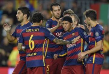 Neymar celebra con sus compa?eros el gol que acaba de anotar de penalti