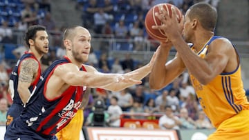 Eulis Báez, ante Kim Tillie.