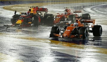 Verstappen toca a Raikkonen y éste se lleva por delante a Vettel que sigue a duras penas. La inercia del Ferrari del finlandés hace un recto en la primera curva y se atropella al Mclaren de Alonso que se puso 3º en la salida.