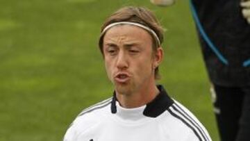 José María Gutiérrez 'Guti', ha salido hoy por iniciativa propia a sala de prensa para dar su versión sobre su negativa a calentar durante el Málaga-Real Madrid y para aplacar las críticas que se han vertido sobre él: "Salgo porque se lleva tres días hablando de mí y parece que he matado a alguien. Lo estamos pasando mal porque una cosa que no tiene importancia para nosotros se está haciendo un mundo".