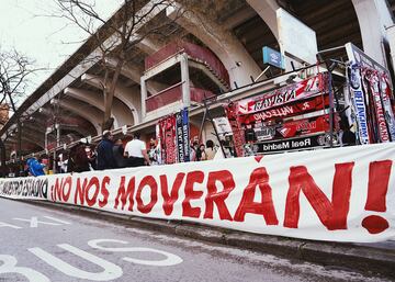 Protestas en los alrededores del Estadio de Vallecas.