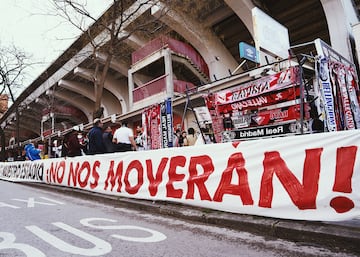 Protestas en los alrededores del Estadio de Vallecas.