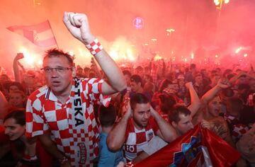 Soccer Football - World Cup - Semi-Final - Croatia v England - Zagreb, Croatia - July 11, 2018. Croatia's fans watch the broadcast of the World Cup semi-final match between Croatia and England in the fan zone. REUTERS/Antonio Bronic