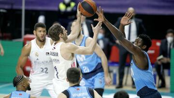 Fabian Causeur trata de anotar ante la defensa de Ángel Delgado en el derbie entre el Movistar Estudiantes y el Real Madrid.