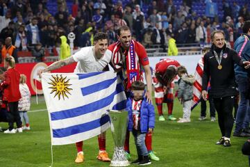 Giménez con su hijo y Godín.