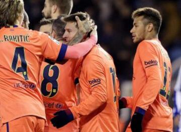 0-3. Messi celebró el tercer gol con sus compañeros.