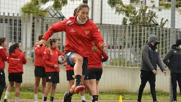 Las jugadoras del Santa Teresa Badajoz, durante un entrenamiento previo al par&oacute;n navide&ntilde;o.