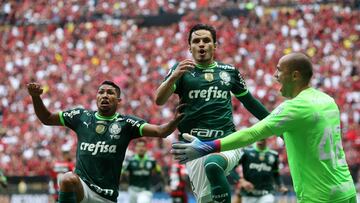 Palmeiras' Raphael Veiga (C) celebrates after scoring against Flamengo during the Brazilian Super Cup football match between Palmeiras and Flamengo at the Arena BRB Mane Garrincha stadium in Brasilia on January 28, 2023. (Photo by SERGIO LIMA / AFP)