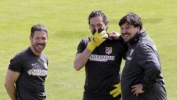 Simeone se mostró feliz ayer en la sesión junto a sus ayudantes: Pablo Vercellone, perparador de porteros, y el Mono Burgos.