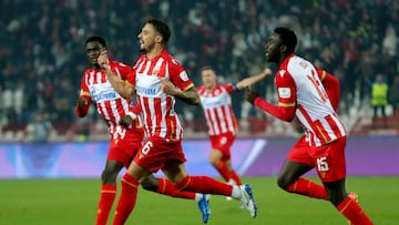 Belgrade (Serbia), 26/11/2024.- Rade Krunic (C) of Crvena Zvezda celebrates with teammates after scoring the 2-1 lead during the UEFA Champions League match between Crvena Zvezda and VFB Stuttgart in Belgrade, Serbia, 27 November 2024. (Liga de Campeones, Belgrado) EFE/EPA/ANDREJ CUKIC