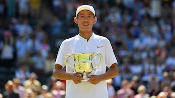 Chun Hsin Tseng posa con el t&iacute;tulo de campe&oacute;n junior de Wimbledon.