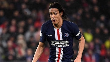 Paris Saint-Germain's Uruguayan forward Edinson Cavani control the ball during the French L1 football match between Paris Saint-Germain (PSG) and Girondins de Bordeaux at the Parc des Princes stadium in Paris, on February 23, 2020. (Photo by FRANCK FIFE / AFP)