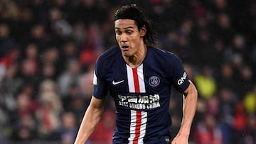 Paris Saint-Germain&#039;s Uruguayan forward Edinson Cavani control the ball during the French L1 football match between Paris Saint-Germain (PSG) and Girondins de Bordeaux at the Parc des Princes stadium in Paris, on February 23, 2020. (Photo by FRANCK FIFE / AFP)