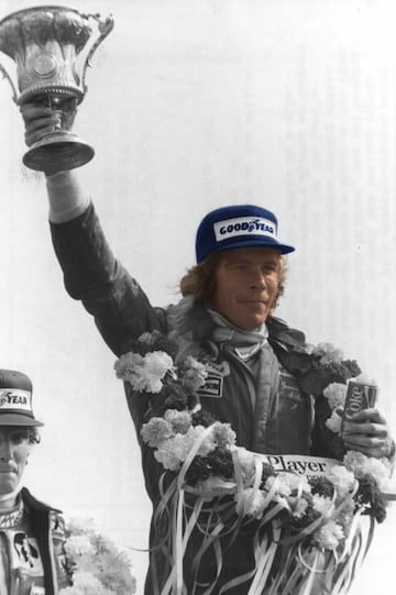 James Hunt subió al podio en Fuji y se proclamó campeón del mundo con su McLaren en un final de temporada digno de Hollywood (el filme ‘Rush’ daría cuenta de ello). La intensa lluvia y la niebla invitaron a anular la carrera y el título era para Ferrari. Pero una hora más tarde, sin lluvia y con niebla, se retomó la competición. Los pilotos se reunieron argumentando que era peligroso correr. Lauda, Hunt, Fittipaldi y Regazzoni lideraron aquella moción, pero se dio la salida defendida por el resto de la parrilla. En la imagen, James Hunt, coronado campeón del mundo en 1976.