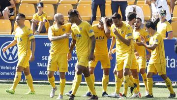 Los jugadores del Alcorcón festejan un gol durante un partido en Santo Domingo.