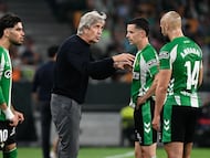 Real Betis' Chilean coach Manuel Pellegrini speaks to players during the Spanish league football match between Real Betis and Real Madrid CF at the La Cartuja stadium in Seville on April 24 , 2026. (Photo by CRISTINA QUICLER / AFP)