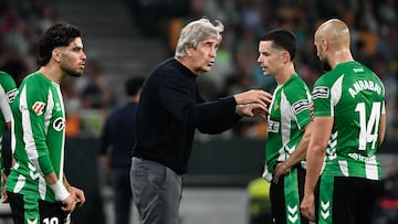 Real Betis' Chilean coach Manuel Pellegrini speaks to players during the Spanish league football match between Real Betis and Real Madrid CF at the La Cartuja stadium in Seville on April 24 , 2026. (Photo by CRISTINA QUICLER / AFP)