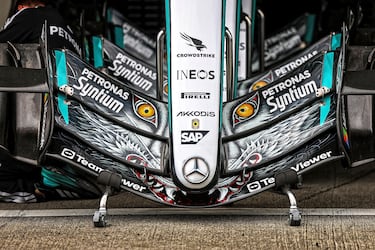 Mercedes ha querido dar un toque salvaje a sus monoplazas para el fin de semana, a través de una ‘livery’ especial que conmemora la temática del dragón. Esta decoración es protagonista en el alerón delantero del W17 de George Russell y Andrea Kimi Antonelli durante el GP de Japón, al más puro estilo de la tradición nipona y sus festividades anuales.
