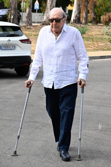 Tomás Terry llega a la parroquia de Guadalmina para asistir al funeral por Caritina Goyanes.