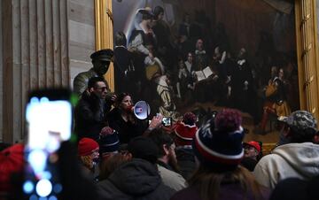 Los manifestantes pro-Trump irrumpieron en el Capitolio tras derribar 4 capas de vallas de seguridad, mostrando su inconformidad con los resultados de las elecciones presidenciales del 2020, mismas en las que el dem¨®crata, Joe Biden, le quit¨® la reelecci¨®n a Donald Trump, resultando el 46? Presidente electo de los Estados Unidos.
