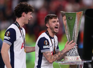 Los jugadores del Tottenham desataron la euforia tras conquistar la Europa League en una noche mágica en San Mamés. Abrazos, cánticos y emoción pura sobre el césped que fue testigo de su gesta histórica.