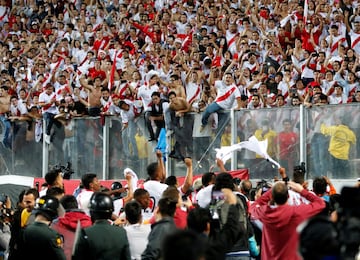 Soccer Football - Peru v New Zealand - 2018 World Cup Qualifying Playoffs - National Stadium, Lima, Peru - November 15, 2017. Peru's players celebrate their victory. REUTERS/Mariana Bazo