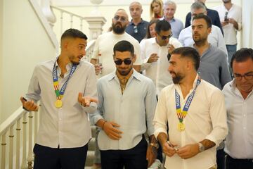 Carvajal, Joselu e Ilia Topuria bajan a la calle tras el homenaje recibido desde el balcón del Palacio del Infante Don Luis.
