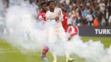 Michy Batshuayi, golpeago por una bengala durante el Olympique de Marsella-Lyon.