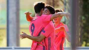 Latasa y Miguel Guti&eacute;rrez, los goleadores del Juvenil del Real Madrid ante el Red Bull, celebran el 2-0 blanco.