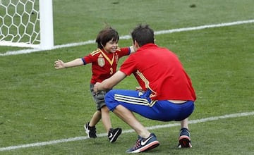Gerard Piqué y su hijo Milán disfrutando en el campo tras la victoria in extremis de la selección frente a Republica Checa