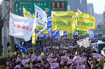 La gente asiste a una manifestación para conmemorar el Día Internacional de la Mujer en Seúl, Corea del Sur.