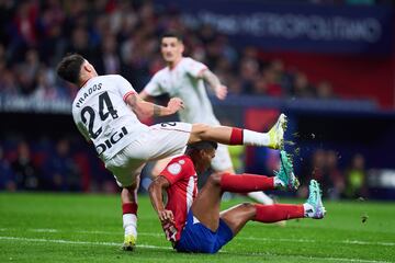 El conjunto bilbaíno consiguió la victoria en el Metropolitano gracias a un gol de penalti que transformó Berenguer. La acción vino gracias a una durísima entrada de Reinildo sobre Prados. Los jugadores del Athletic reclamaron que el VAR no expulsase a Reinildo por la entrada. 