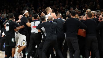 Trifulca final entre los jugadores de Minnesota Timberwolves y de Denver Nuggets.