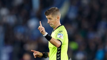 ROME, ITALY - NOVEMBER 06: Referee Daniele Orsato gestures during the Serie A match between AS Roma and SS Lazio at Stadio Olimpico on November 6, 2022 in Rome, Italy. (Photo by Matteo Ciambelli/DeFodi Images via Getty Images)