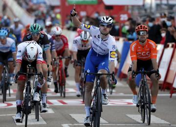 Sam Bennett gana la cuarta etapa al esprint.