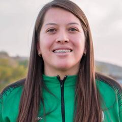 Ana María Zavala, entrenadora, rompe muros en el fútbol varonil