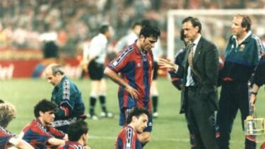 Cruyff en su periodo de entrenador del Barcelona dando instrucciones a sus jugadores