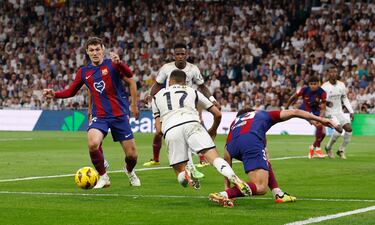 Se pasó de frenada Cancelo en su defensa, y el lateral madridista del día de hoy, le superó con un autopase. Luego, dentro del área, Cubarsí se come un recorte y finalmente es derribado.