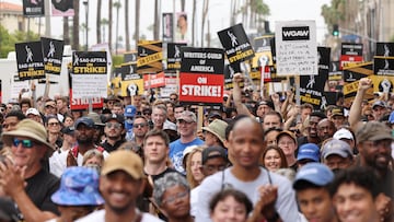 FILE PHOTO: SAG-AFTRA actors and Writers Guild of America (WGA) writers rally during their ongoing strike, in Los Angeles, California, U.S. September 13, 2023. REUTERS/Mario Anzuoni/File Photo