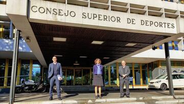 Irene Lozano, en la puerta del CSD junto a Tebas y Rubiales.