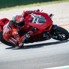 Pecco Bagnaia gana la Carrera de los Campeones